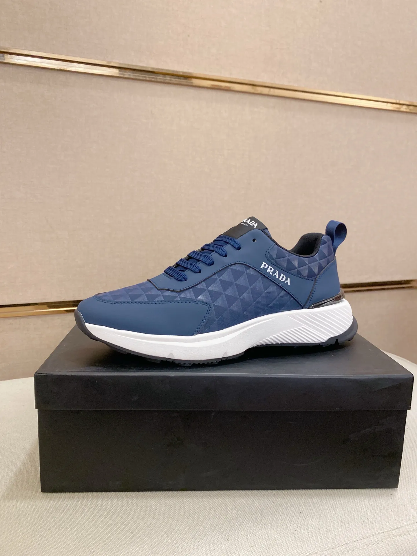 Men's shoes 💰 442💰 ✔️✔️✔️The new PRADA (Prada) counters are launched simultaneously. The new men's shoes and 😘fabrics are made of selected cowhide and waterproof and breathable fabrics. Lining: Breathable mesh lining. 👍🏿 High-end ☄️ air-cushion molded anti-slip rubber outsole, exquisite lines, simple and elegant, comfortable and high-end for leisure travel. Code number: 38 to 44 (45 can be customized and cannot be returned or exchanged)